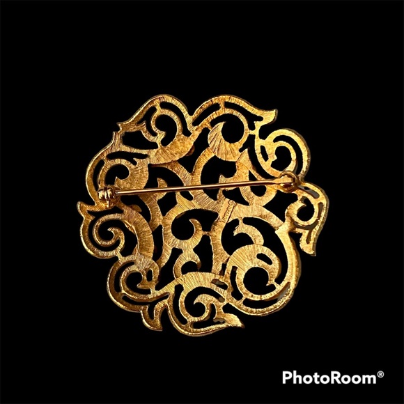 Vintage Crown Trifari Gold Etruscan Scroll Medallion Mid Century Brooch - Picture 6 of 12